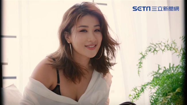 女星不怕「自肥」　拍MV尬小鮮肉