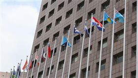 我國與薩爾瓦多斷交（3）外交部21日宣布，中華民國與中美洲邦交國薩爾瓦多斷交，目前中華民國邦交國已降到17個。圖為位在台北市天母地區的使館特區，上午已撤下原本在我國國旗旁的薩爾瓦多國旗。中央社記者鄭傑文攝　107年8月21日