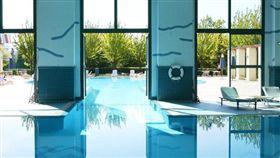 法國巴黎迪士尼樂園（Disneyland Paris）內的紐約飯店（New York Hotel）泳池▲（圖／翻攝自迪士尼官網）