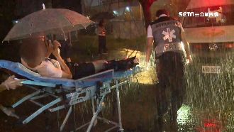 轎車撞飛雙載2人　救護員大雨中救命