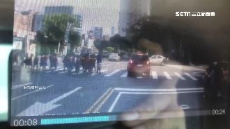 學童過馬路還想闖燈　他見警車秒石化