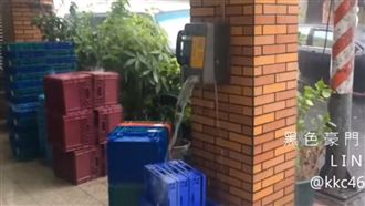高雄暴雨如颱！公共電話噴水變瀑布