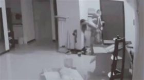 送爛醉妹回家…陌生男不走還脫內褲　女室友霸氣：給我走！
圖翻攝自爆怨公社