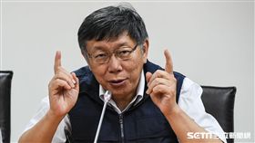 台北市長柯文哲前往災害應變中心聽取簡報並接受聯訪。 （圖／記者林敬旻攝）