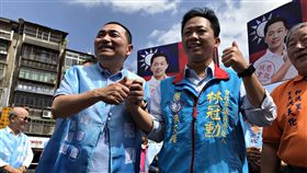 侯友宜：智慧節能與產業轉型 可少蓋電廠國民黨新北市長參選人侯友宜（前左）反對深澳電廠擴建，被質疑是否贊成重啟核四廠。侯友宜10日陪同國民黨籍台北市議員擬參選人林冠勳（右2）市場拜票前受訪表示，燃煤電廠與核電不是二選一的問題，台灣應進行智慧節能與產業轉型，就可以少蓋電廠。中央社實習記者陳乃瑜攝  107年5月10日