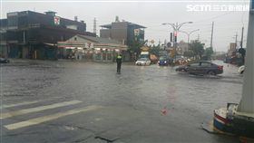 高雄大寮區鳳林二路、光明路口積水、淹水，圖／翻攝畫面