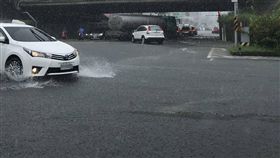 熱帶低氣壓影響  台南大雨（1）熱帶低氣壓影響，台南地區23日上午雨勢開始增強，局部地區時雨量突破40毫米，部份路段通報積水。（台南市警局提供）中央社記者張榮祥台南傳真  107年8月23日