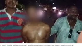 性侵女學生還給「墮胎藥」想了事　狼師被扒光光上街示眾！（圖／翻攝自Hindustan Times）