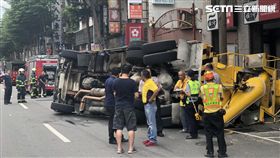 台北市萬華區水泥預拌車翻覆現場（楊忠翰攝）