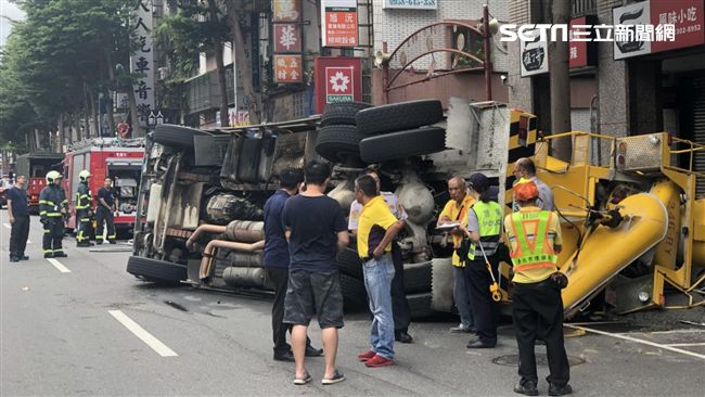過彎太快不慎翻覆　預拌車水泥瀉一地