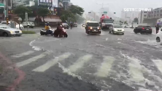 佛心老闆宣布大雨放假　他卻回不了家
