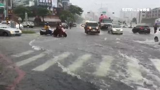 花園夜市外成池塘　機車拋錨騎士無奈