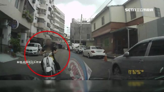 低頭與童說話撞轎車　留電話卻打不通
