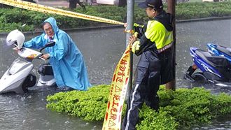 馬路淹水變滑水道　高雄人跪求放假