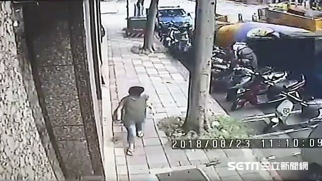 預拌車翻覆畫面曝光　他幸運逃過一劫