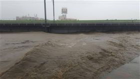 <臺鐵簡訊>8月23日因豪雨影響，橋頭=岡山間385K+500處(牛埔溪橋)水位超過警戒線，目前暫時雙線不通，工務段派員現場監視中。（圖／台鐵提供）