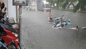 高雄豪雨成災  市區淹水（1）高雄市23日瞬間強降雨不斷，造成多處積水成災，路上有多部汽機車拋錨。圖為新興區民生路淹水情形。（警方提供）中央社記者程啟峰高雄傳真  107年8月23日