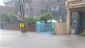 高雄豪雨成災（2）高雄市23日瞬間強降雨不斷，造成多處道路路面積水，交通打結。圖為小港區鳳鳴路大淹水。（民眾提供）中央社記者程啟峰高雄真  107年8月23日