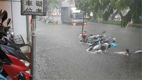 高雄豪雨成災  市區淹水（1）高雄市23日瞬間強降雨不斷，造成多處積水成災，路上有多部汽機車拋錨。圖為新興區民生路淹水情形。（警方提供）中央社記者程啟峰高雄傳真  107年8月23日