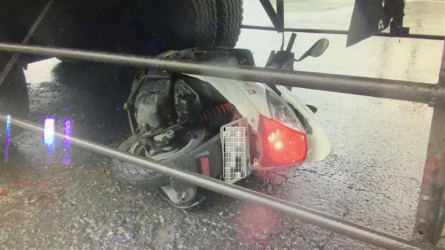 生死一瞬間！騎士打滑摔進曳引車底