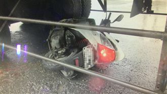 生死一瞬間！騎士打滑摔進曳引車底