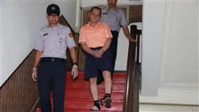 燒死6親友  嫌犯翁仁賢自願延長羈押男子翁仁賢（中）涉嫌除夕縱火燒死父母親友，造成6死4傷，二審遭判死刑。高院更一審23日為是否繼續羈押開庭訊問，翁仁賢表示自願被羈押。中央社記者蕭博文攝  107年8月23日