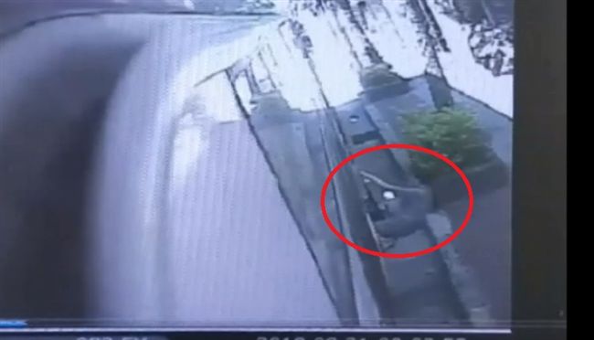 恐怖公車！八旬婦慘遭夾手拖行重摔