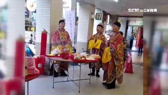 超商外擺18桌普渡　路人：怎麼了？