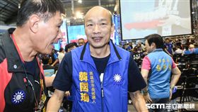 國民黨高雄市長參選人韓國瑜受到支持者熱烈歡迎。 （圖／記者林敬旻攝）