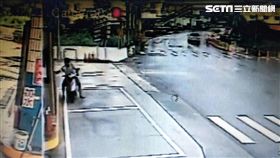 胡男二度想加霸王油遭制止後，竟怒嗆要燒毀加油站（翻攝畫面）