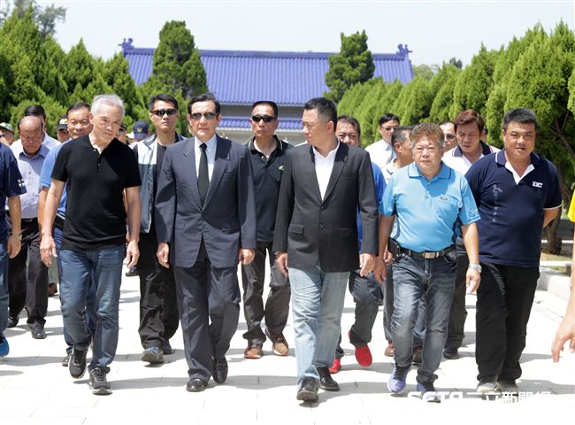 國防部上午在金門舉辦「八二三戰役六十週年紀念活動」 國防部長嚴德發／前總統馬英九 邱榮吉攝