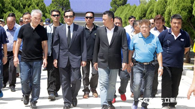 國防部上午在金門舉辦「八二三戰役六十週年紀念活動」 國防部長嚴德發／前總統馬英九 邱榮吉攝