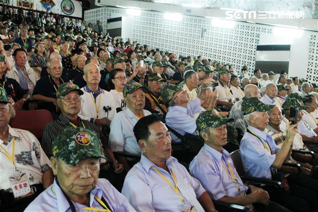 八二三戰役勝利一甲上百名參戰先進官兵前往金門出席紀念大會，場面莊嚴隆重。（記者邱榮吉/攝影）