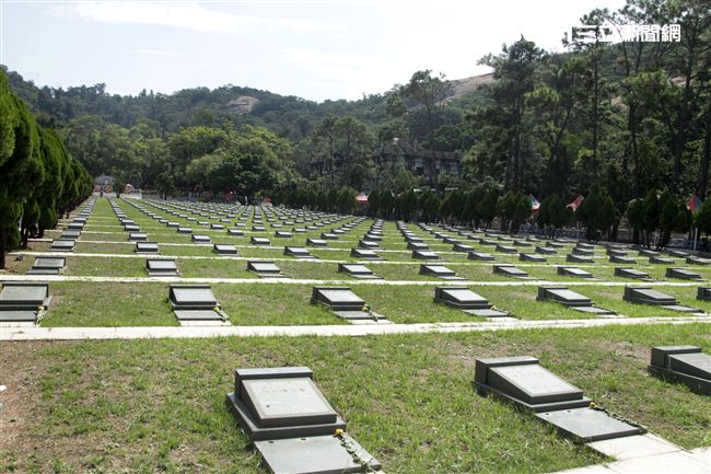 八二三戰役勝利一甲子參戰的先進前往太武山公墓向犧牲奉獻的同袍獻花。（記者邱榮吉/攝影）