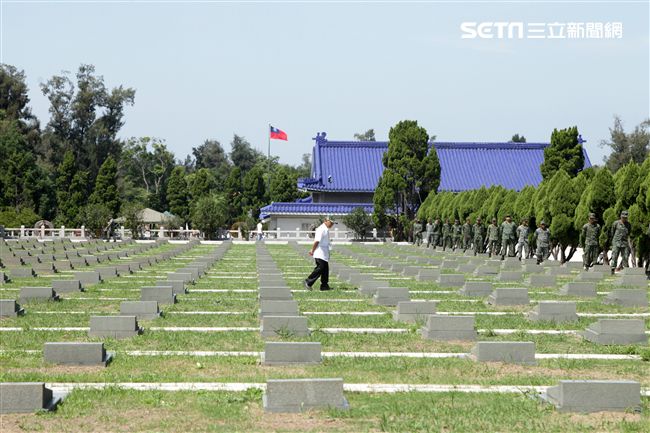 八二三戰役勝利一甲子參戰先進徐金福先生在公墓中尋找犧牲的同袍。（記者邱榮吉/攝影）