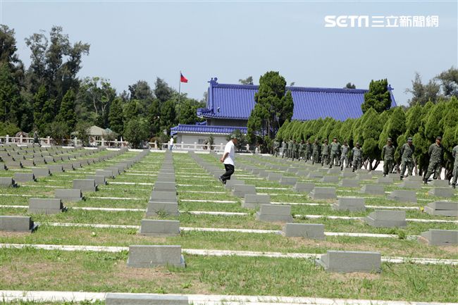 八二三戰役勝利一甲子參戰先進徐金福先生在公墓中尋找犧牲的同袍。（記者邱榮吉/攝影）