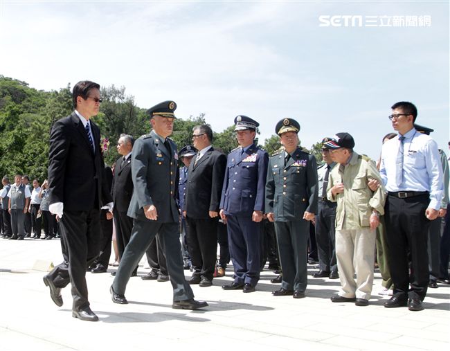 八二三戰役勝利一甲子國防部長嚴德發主持太武山公墓公祭儀式。（記者邱榮吉/攝影）