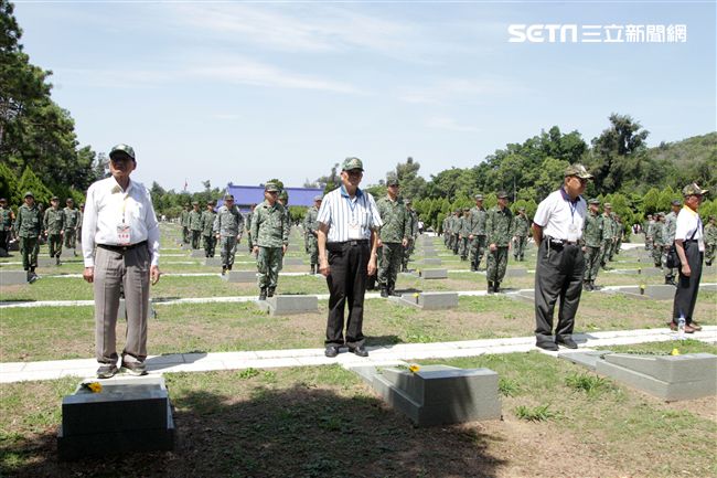 八二三戰役勝利一甲子參戰的先進前往太武山公墓向犧牲奉獻的同袍獻花。（記者邱榮吉/攝影）