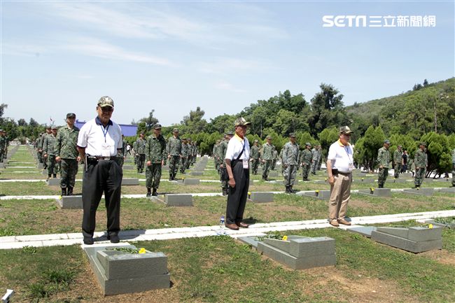 八二三戰役勝利一甲子參戰的先進前往太武山公墓向犧牲奉獻的同袍獻花。（記者邱榮吉/攝影）