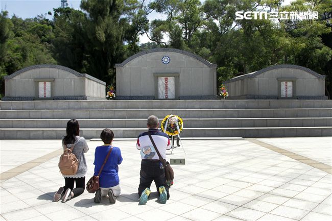 八二三戰役勝利一甲子遺族在烈士墓碑前祭拜。（記者邱榮吉/攝影）