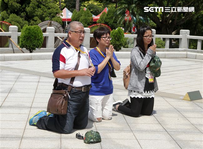 八二三戰役勝利一甲子遺族在烈士墓碑前祭拜。（記者邱榮吉/攝影）