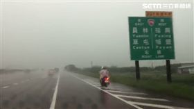國道一號騎士誤闖國道 兩車護送他們下交流道／翻攝畫面
