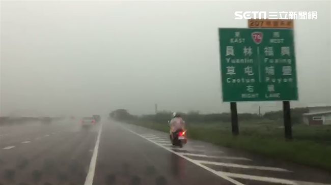 騎士大雨誤闖國道　兩轎車暖前後護送