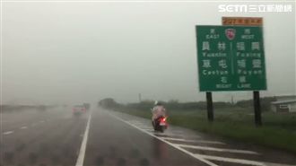 騎士大雨誤闖國道　兩轎車暖前後護送