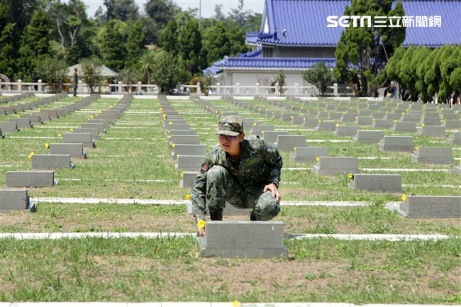 八二三戰役勝利一甲子一名士兵在墓園邊整理雜草。（記者邱榮吉/攝影）