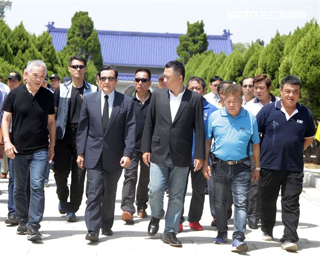 八二三戰役勝利一甲子前總統馬英九前往太武山公墓向陣亡的英靈上香祭祀。（記者邱榮吉/攝影）