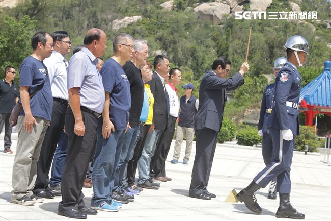 八二三戰役勝利一甲子前總統馬英九前往太武山公墓向陣亡的英靈上香祭祀。（記者邱榮吉/攝影）
