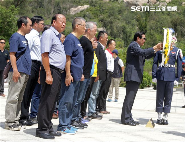 八二三戰役勝利一甲子前總統馬英九前往太武山公墓向陣亡的英靈上香祭祀。（記者邱榮吉/攝影）