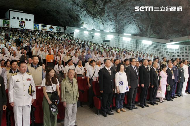 八二三戰役勝利一甲上百名參戰先進官兵前往金門出席紀念大會，場面莊嚴隆重。（記者邱榮吉/攝影）