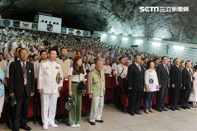 八二三戰役勝利一甲上百名參戰先進官兵前往金門出席紀念大會，場面莊嚴隆重。（記者邱榮吉/攝影）
